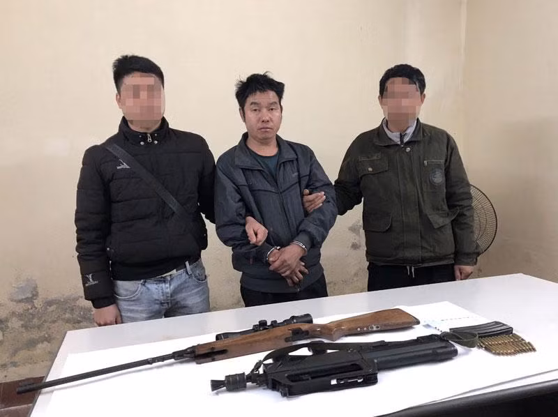 Đối tượng Tráng A Lầu (giữa) và tang vật.