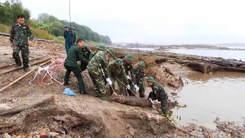 Lực lượng chức năng tiến hành di dời quả bom đi tiêu hủy.