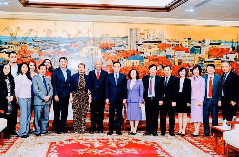 Các đại biểu chụp ảnh lưu niệm.