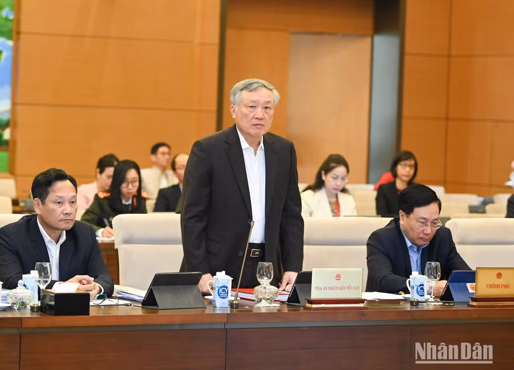 Chánh án Tòa án nhân dân tối cao Nguyễn Hòa Bình phát biểu tại phiên họp.