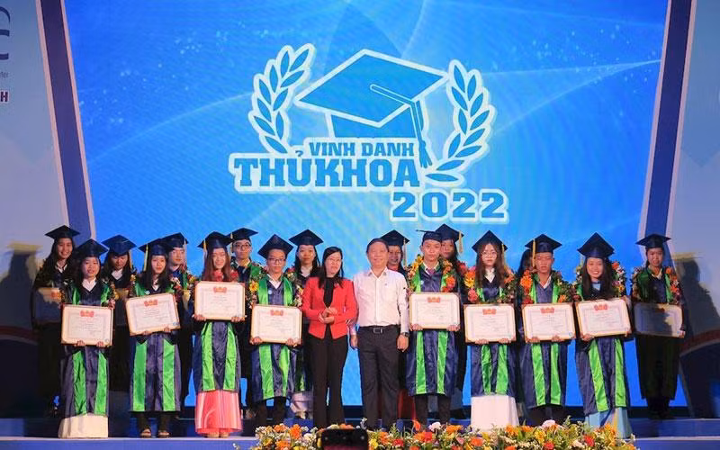 Các thủ khoa được vinh danh tại chương trình vinh danh thủ khoa năm 2022.
