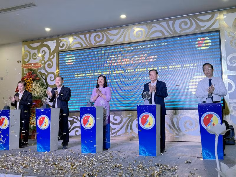 Các đại biểu ấn nút khai mạc Ngày hội đổi mới sáng tạo tỉnh Bến Tre năm 2022.