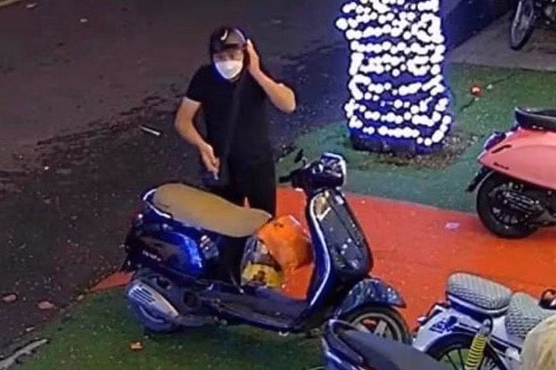 Đối tượng Nguyễn Ngọc Hiền cùng chiếc xe máy nghi dùng tiền giả đi mua hàng trên địa bàn thành phố Tuy Hoà, Phú Yên (Ảnh trích xuất từ camera)