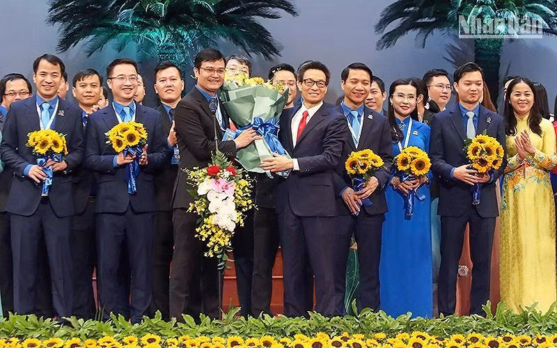 Phó Thủ tướng Vũ Đức Đam trao những bó hoa tươi thắm tặng Bí thư thứ nhất Trung ương Đoàn khóa XII Bùi Quang Huy và các đồng chí trong Ban Chấp hành Trung ương Đoàn khóa XII.