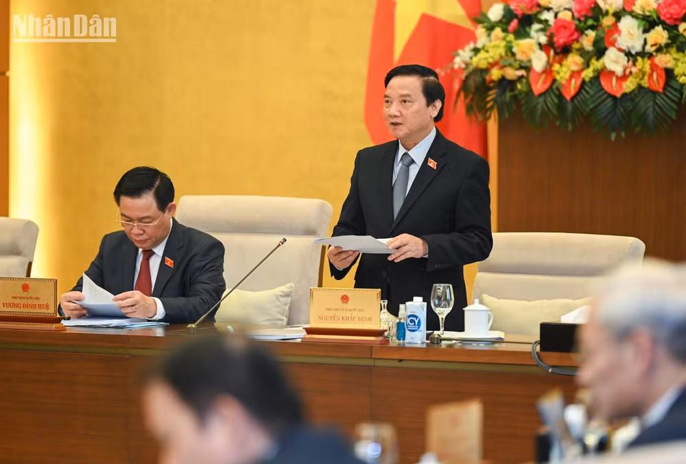 Phó Chủ tịch Quốc hội Nguyễn Khắc Định điều hành nội dung thảo luận cho ý kiến về Pháp lệnh sửa đổi, bổ sung một số điều của Pháp lệnh về trình tự, thủ tục xem xét, quyết định áp dụng biện pháp xử lý hành chính tại Tòa án nhân dân.