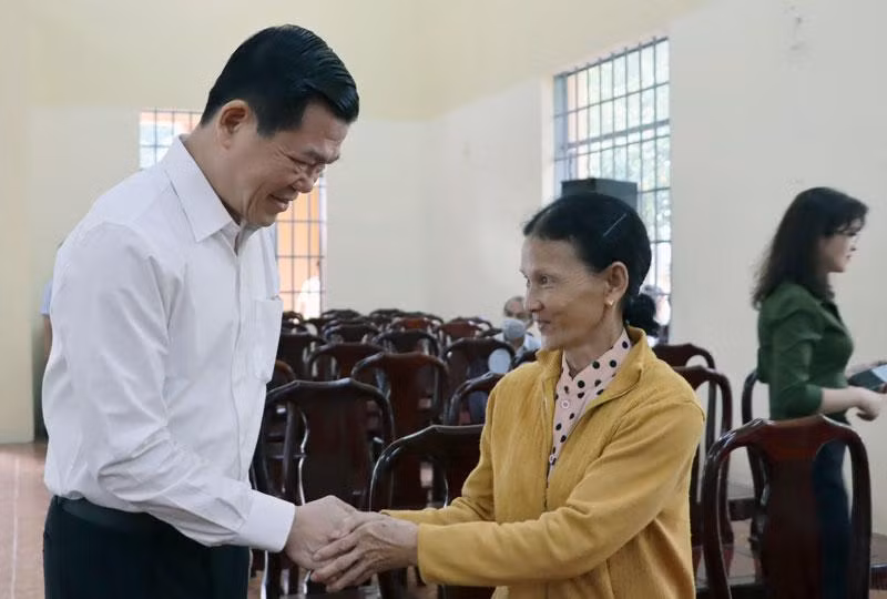 Bí thư Tỉnh ủy Đồng Nai gặp gỡ người dân tại buổi đối thoại.