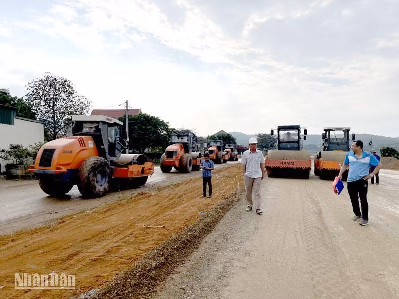 Thi công mở rộng các tuyến đường liên xã tại thành phố Chí Linh.