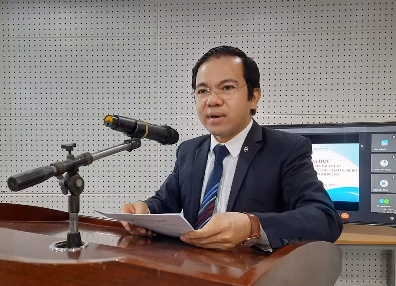 Phó Giáo sư, Tiến sĩ Vũ Tuấn Hưng phát biểu tại hội thảo.