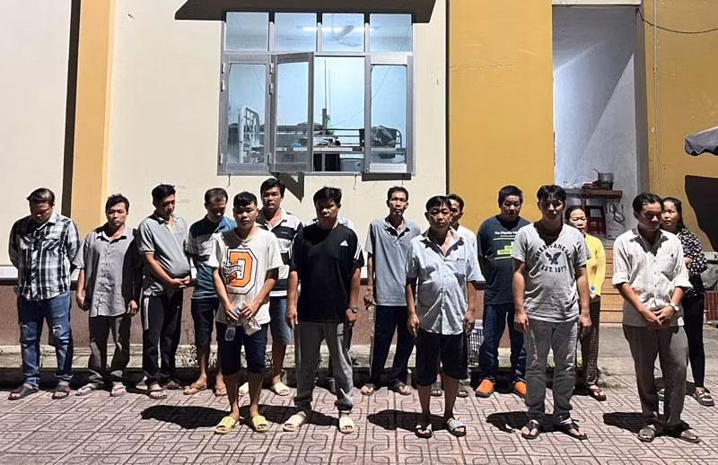 Các đối tượng bị phát hiện đánh bạc và tổ chức đánh bạc dưới nhiều hình thức.