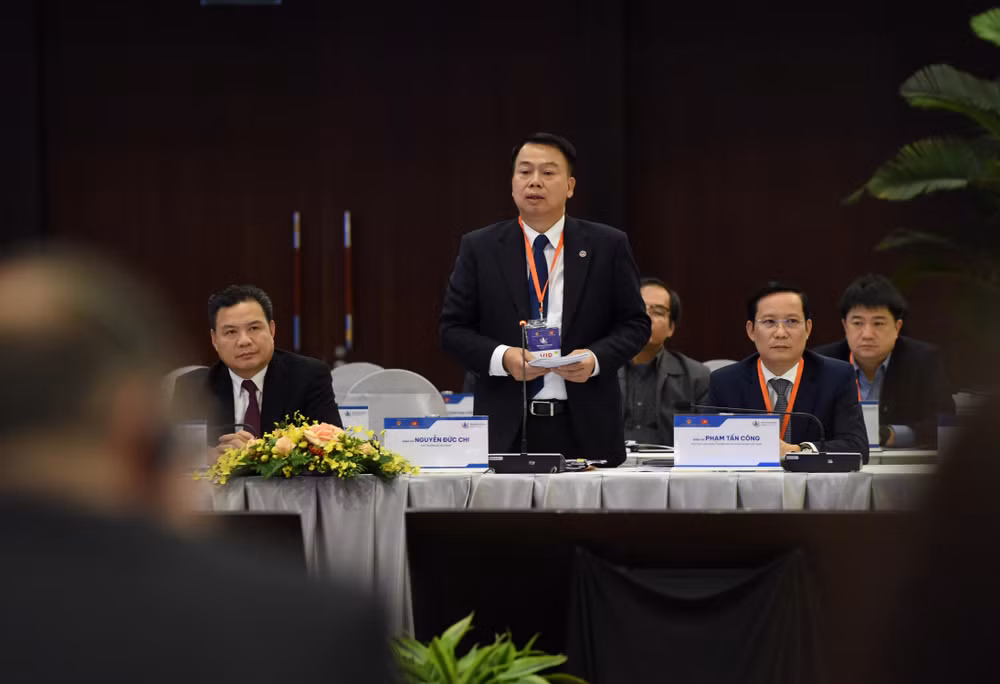 Đại diện Bộ Tài chính phát biểu.