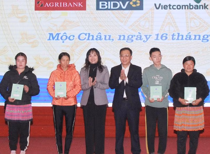 Trao sổ bảo hiểm cho các hộ khó khăn là đồng bào dân tộc tại Mộc Châu.