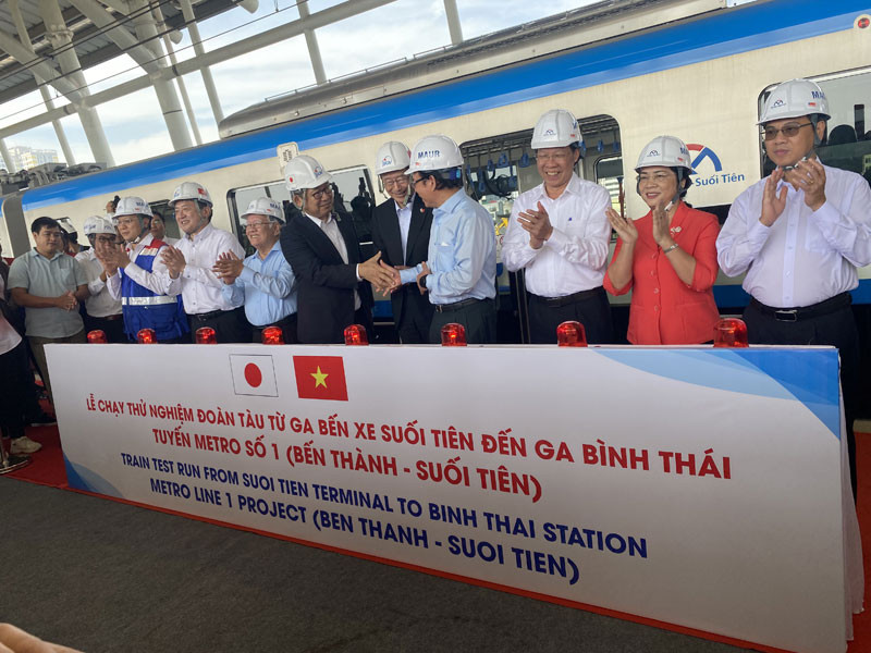 Lãnh đạo Thành phố cùng nhà thầu bấm nút chạy tàu thử nghiệm.