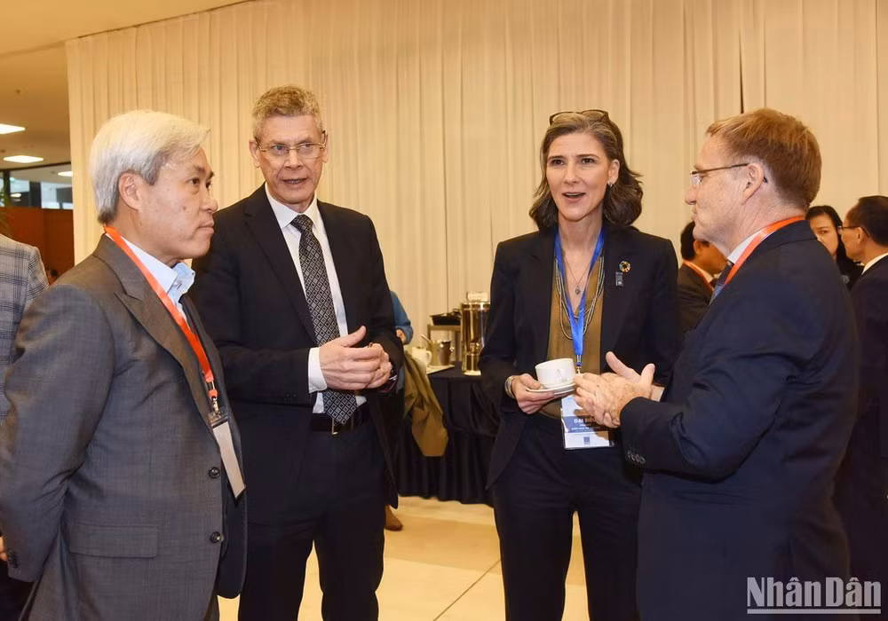 Các đại biểu tham dự Diễn đàn Kinh tế Việt Nam trao đổi trong giờ nghỉ giải lao.