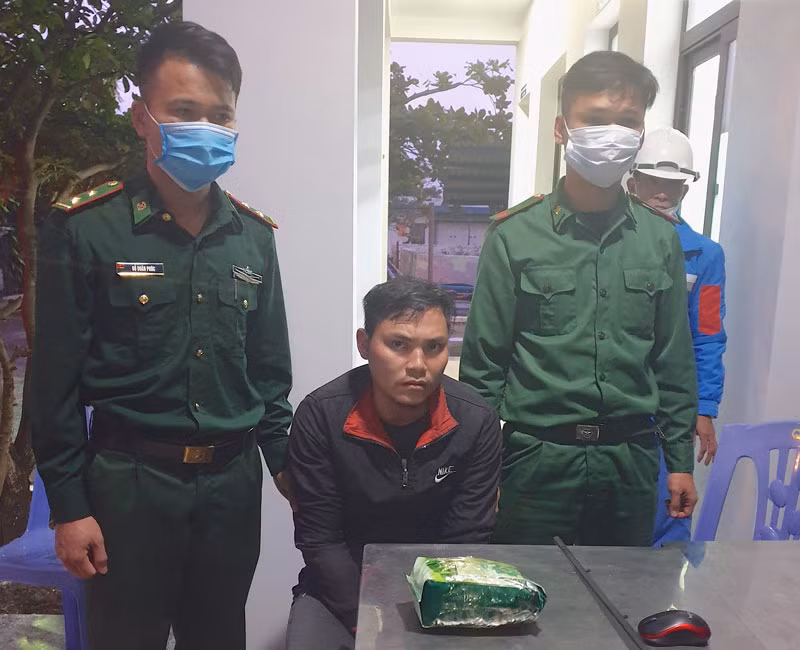 Đối tượng Dương Đức Quyết tại Cơ quan điều tra. (Ảnh: Bộ đội Biên phòng thành phố Đà Nẵng cung cấp)