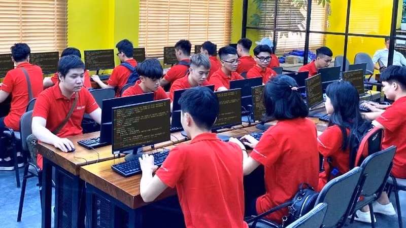 Học viên Aptech được hướng dẫn làm dự án thực tế.