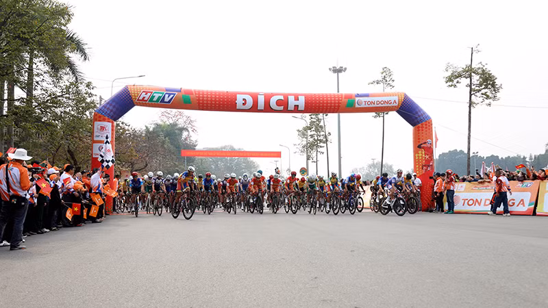 Các vận động viên xuất phát tham gia tranh tài tại giải đua.