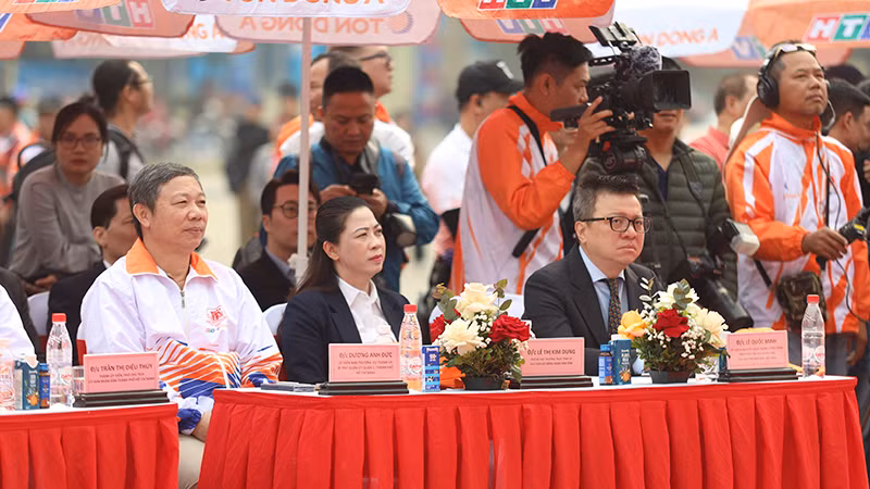 Các đại biểu tham dự lễ khai mạc.