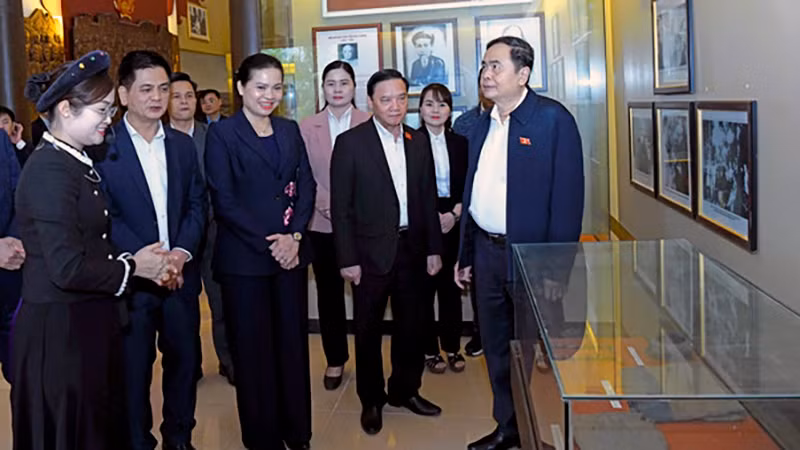 Chủ tịch Quốc hội Trần Thanh Mẫn thăm Nhà lưu niệm tại Khu di tích Ban Thường trực Quốc hội.