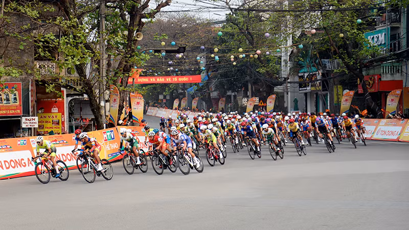 Các vận động viên thi đấu quyết liệt. 