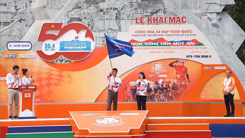 Ban tổ chức nhận cờ điều hành giải đua.