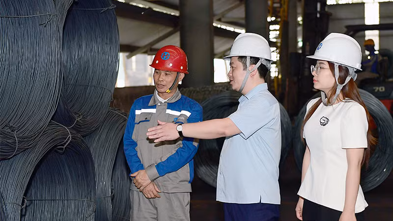 Lãnh đạo Sở Công Thương nắm bắt tình hình sản xuất tại Công ty trách nhiệm hữu hạn Gang thép Tuyên Quang.