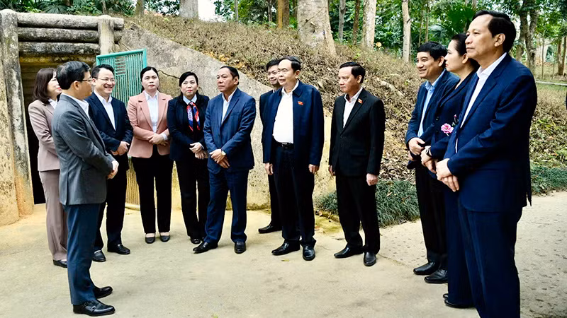 Chủ tịch Quốc hội Trần Thanh Mẫn thăm hầm an toàn của Chủ tịch Tôn Đức Thắng tại Khu di tích Ban Thường trực Quốc hội.