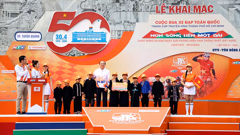 Nhà tài trợ Tôn Đông Á trao tặng 50 triệu đồng cho các em học sinh có hoàn cảnh khó khăn trên địa bàn huyện Sơn Dương, tỉnh Tuyên Quang.