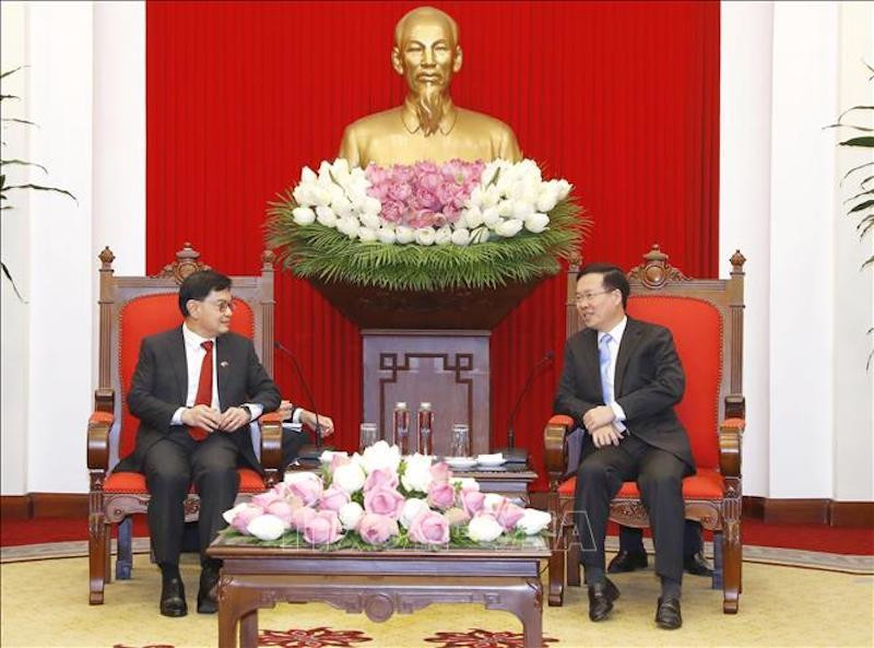 Đồng chí Võ Văn Thưởng, Ủy viên Bộ Chính trị, Thường trực Ban Bí thư tiếp Phó Thủ tướng, Bộ trưởng điều phối chính sách kinh tế Singapore Heng Swee Keat đang thăm và làm việc tại Việt Nam. (Ảnh: TTXVN)