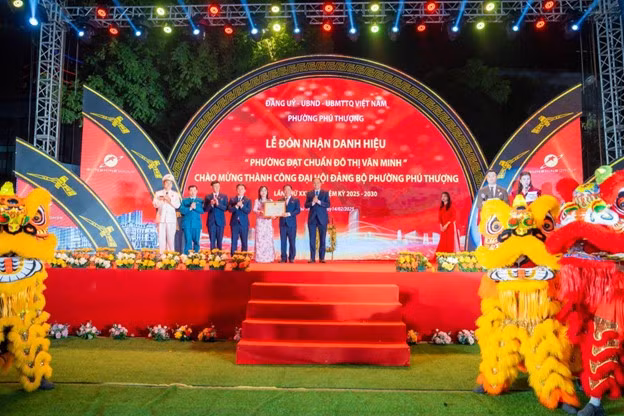 Lãnh đạo UBND quận Tây Hồ trao Quyết định công nhận “Phường đạt chuẩn Đô thị văn minh” cho lãnh đạo phường Phú Thượng.