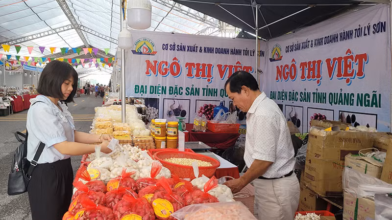 Khách hàng tới tham quan, mua sắm tại tuần hàng tư vấn, giới thiệu và xúc tiến tiêu thụ sản phẩm OCOP, làng nghề, nông sản thực phẩm an toàn năm 2023 được tổ chức ở quận Long Biên.