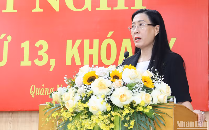 Đồng chí Bùi Thị Quỳnh Vân, Ủy viên Trung ương Đảng, Bí thư Tỉnh ủy, Chủ tịch Hội đồng nhân dân tỉnh Quảng Ngãi phát biểu kết luận hội nghị.