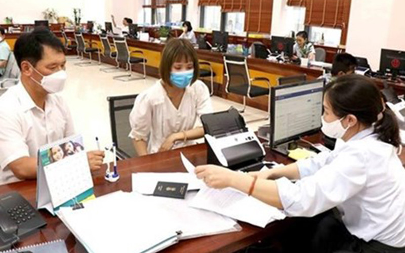 Giải quyết các thủ tục hành chính cho người dân. 