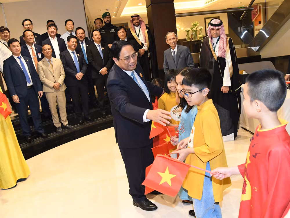 Thủ tướng Phạm Minh Chính gặp gỡ bà con cộng đồng người Việt Nam tại Saudi Arabia.