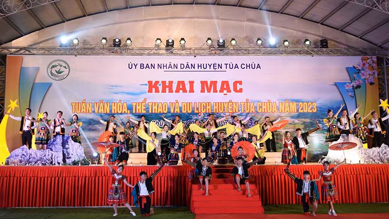 Chương trình văn nghệ đặc sắc do các diễn viên, nhân dân huyện Tủa Chùa biểu diễn tại Lễ khai mạc Tuần Văn hóa, Thể thao và Du lịch Tủa Chùa.