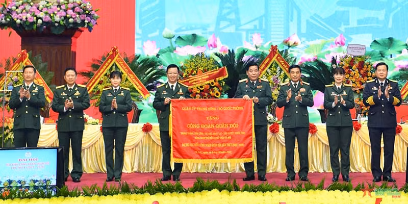 Đại tướng Phan Văn Giang trao bức trướng tặng Công đoàn quân đội.