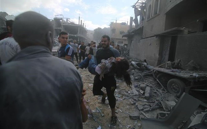 Chuyển một em nhỏ bị thương sau loạt không kích của Israel xuống thành phố Rafah, Dải Gaza ngày 17/10. (Ảnh: THX/TTXVN)