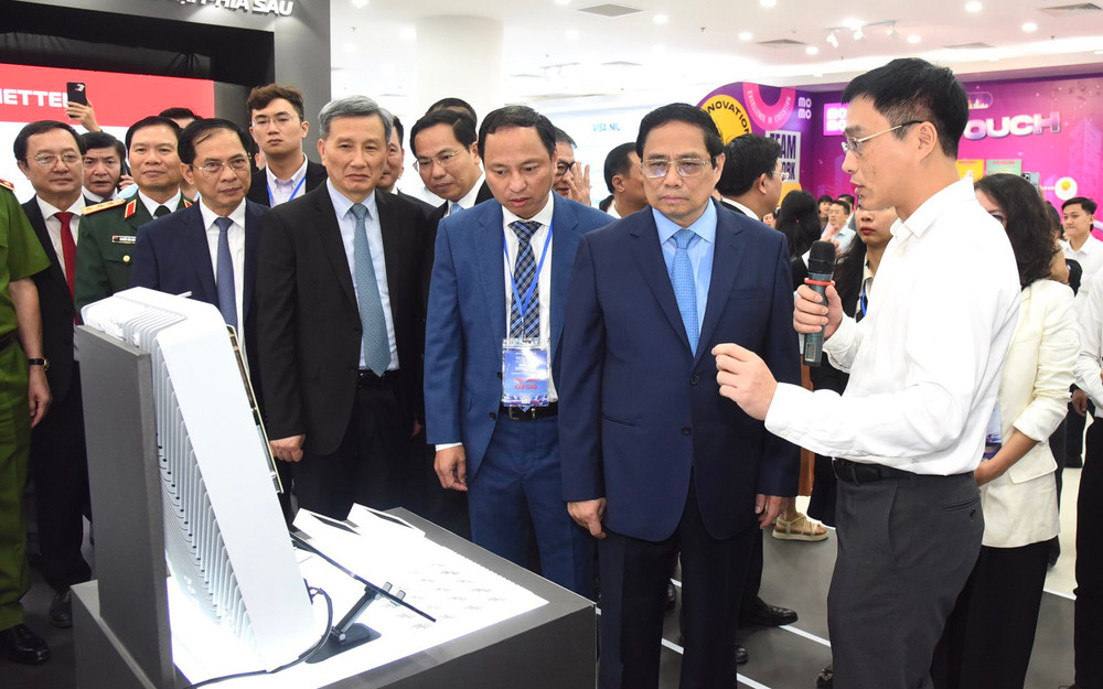 Thủ tướng Phạm Minh Chính đi thăm các cơ sở tại Trung tâm Đổi mới sáng tạo Quốc gia.