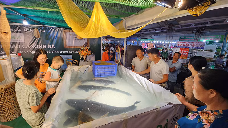 Khu trưng bày cá trắm đen loại hơn 20kg tại Hội chợ.