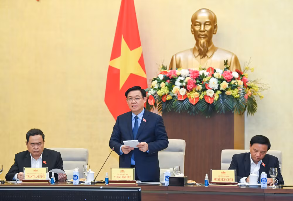 Chủ tịch Quốc hội Vương Đình Huệ phát biểu tại cuộc họp.