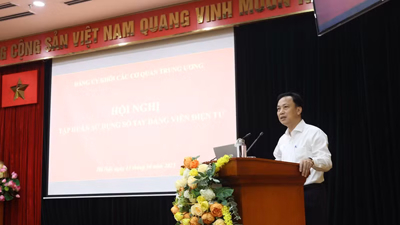 Đồng chí Lại Xuân Lâm, Phó Bí thư Thường trực Đảng ủy Khối phát biểu.