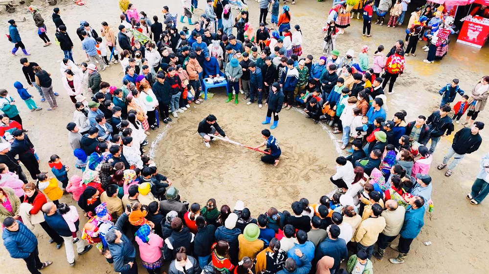 Thi đấu thể thao tại lễ hội.