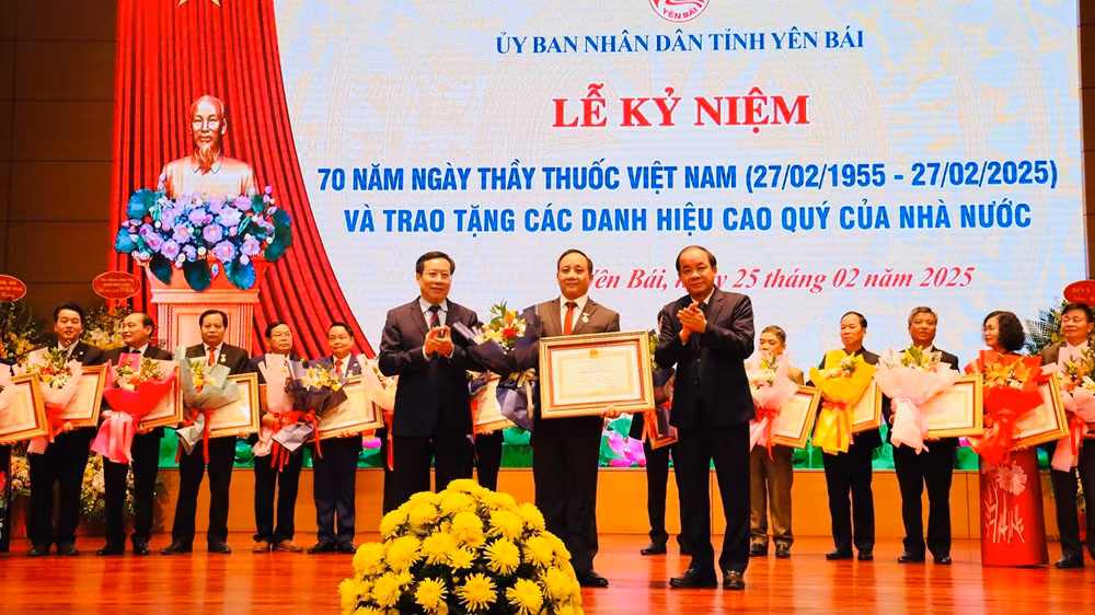 Các cá nhân nhận danh hiệu "Thầy thuốc Ưu tú". (Ảnh: THANH SƠN)