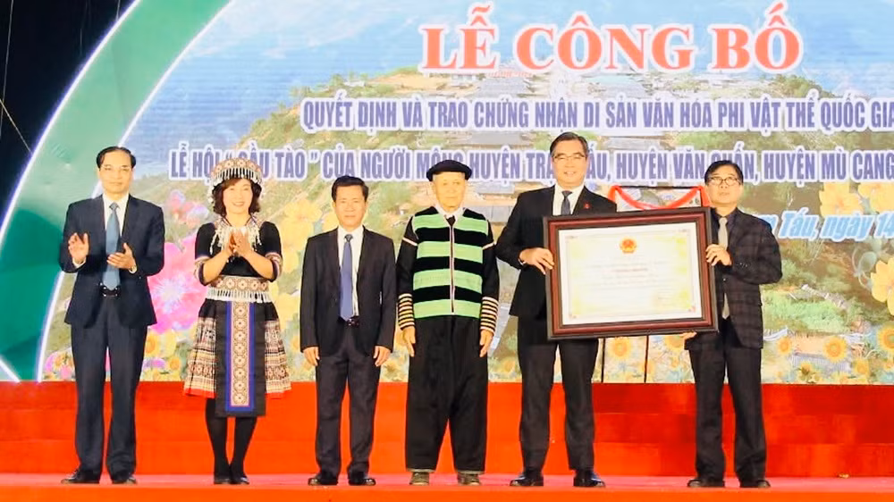 Tỉnh Yên Bái đón nhận Chứng nhận di sản văn hóa phi vật thể quốc gia. (Ảnh: THANH SƠN)