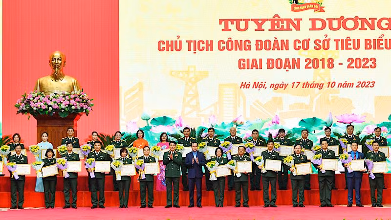 Tuyên dương 100 cán bộ công đoàn toàn quân tiêu biểu.