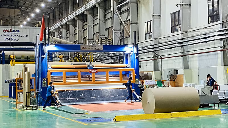 Vận hành dây chuyền sản xuất giấy tại Công ty TNHH Miza Nghi Sơn.