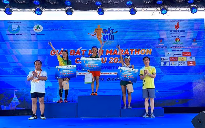 Ban tổ chức trao giải cho các vận động viên đạt thứ hạng cao tại Giải Đất Mũi Marathon Cà Mau 2022 - Cúp PetroVietNam.