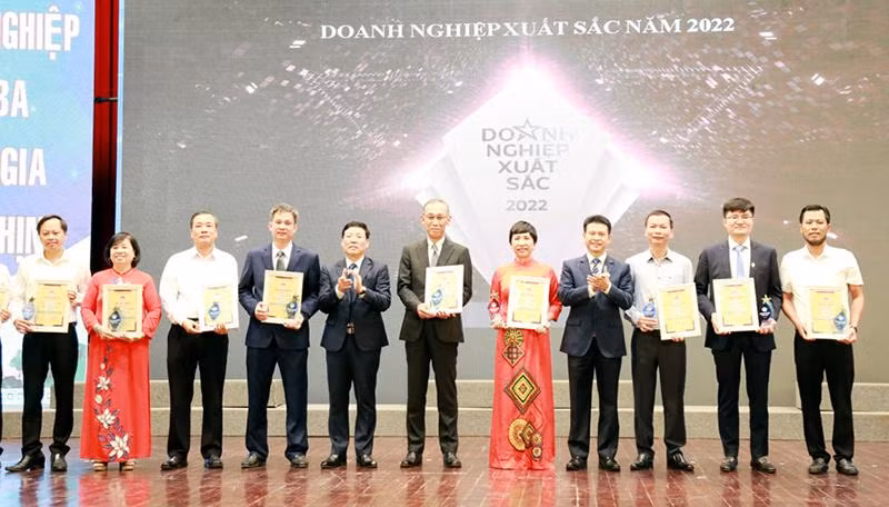 Lãnh đạo tỉnh Vĩnh Phúc trao cup và giấy chứng nhận cho các doanh nhân tiêu biểu năm 2022.