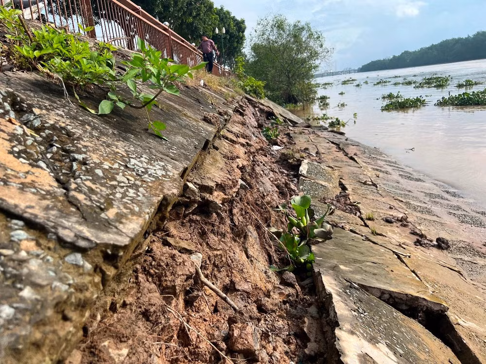 Đoạn bờ kè dọc sông Bến Tre bị sạt lở.