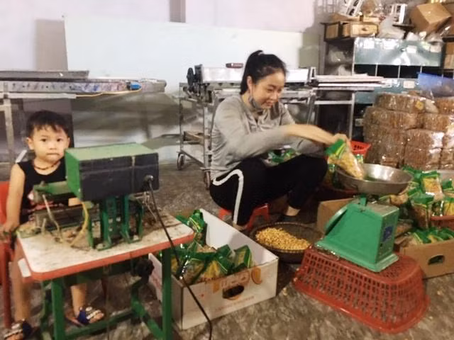 Mô hình phát triển nghề truyền thống làm bánh kẹo của gia đình anh Nguyễn Thế Lực, xóm Xuân Bắc được công nhận là sản phẩm OCOP ở xã Diễn Vạn.
