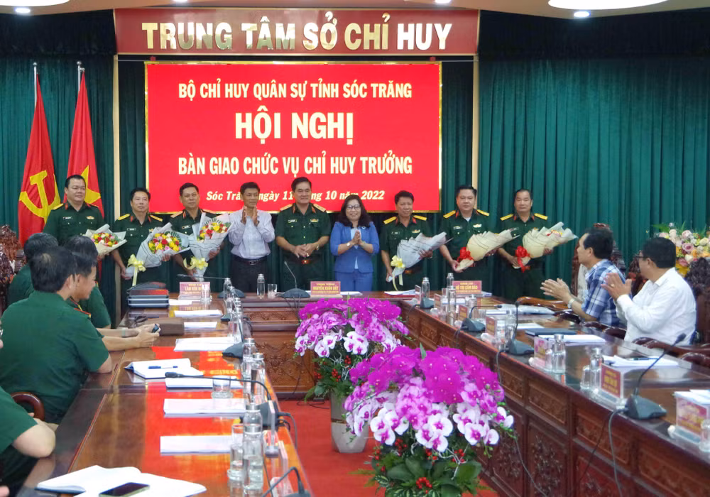 Các đồng chí được bổ nhiệm nhận hoa chúc mừng tại Hội nghị.